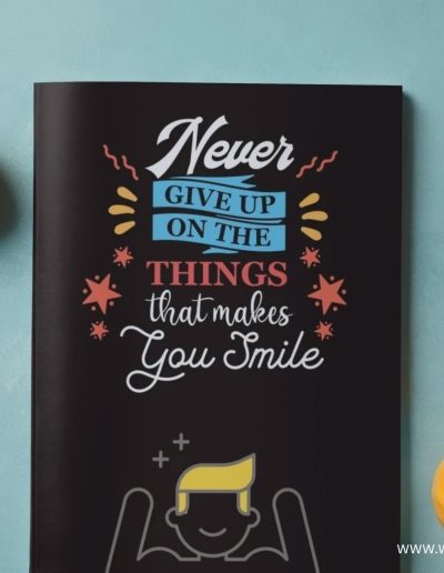 Never Give Up on the Things That Makes You Smile: Fun lined quote notebook notebook journal